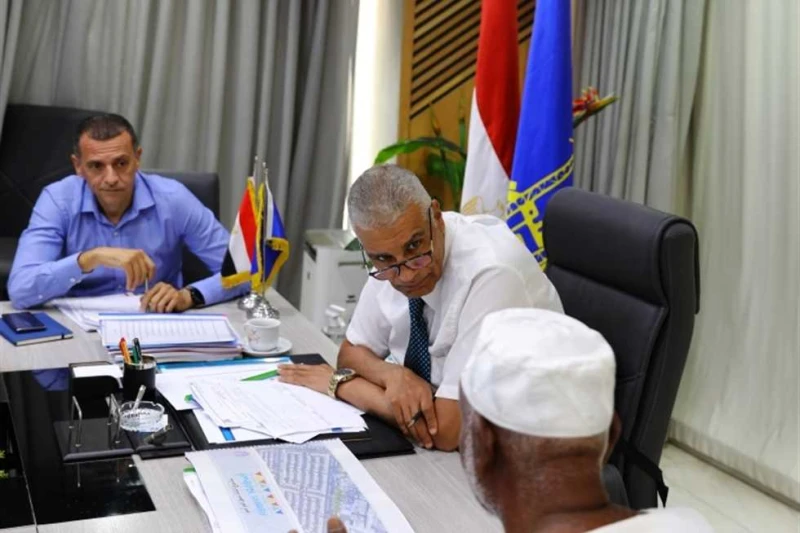 محافظ أسوان يبحث مطالب 85 مواطنا خلال اللقاء الجماهيري التقى اللواء إسماعيل كمال محافظ أسوان مع 85 مواطنا حلال اللقاء الجماهيرى الأسبوعى والعمل على