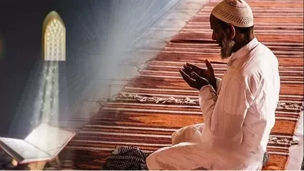 هل الجلوس على الركبتين عند الدعاء من التضرع والخشوع لله؟أجابت دار الإفتاء المصرية، عن سؤال ورد اليها مضمونة: ما حكم الجثو على الركبتين عند الدعاء