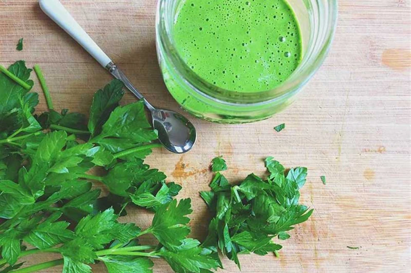 دعم صحة القلب وجهاز المناعة.. أبرز فوائد مشروب البقدونس والكرفس (طريقة التحضير) يعتبر مشروب البقدونس والكرفس، من المشروبات الصحية التي تحظى بشعبية