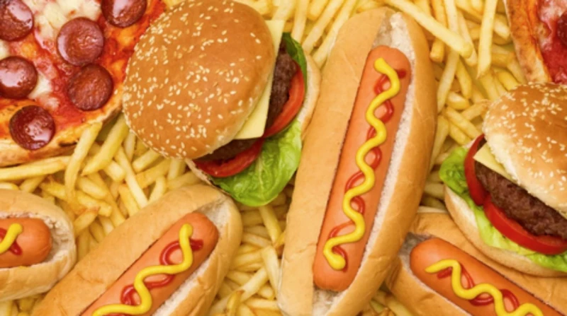 احذر تناولها يوميا.. 5 أطعمة تزيد الوزن بسرعة يريد الكثير إلى تغيير عاداتهم اليومية غير الصحية، واتباع عادات صحية للحفاظ على صحتهم، والتمتع بجسم