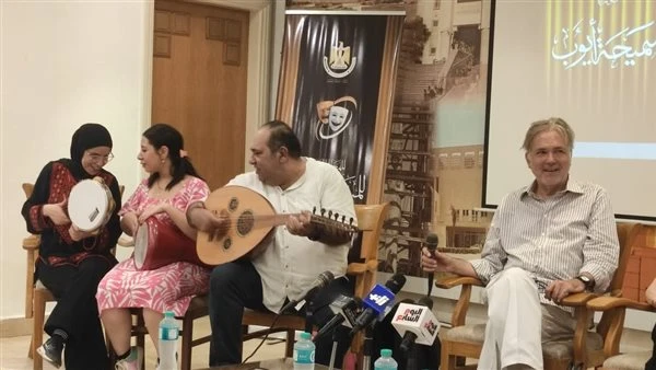 المهرجان القومي للمسرح.. موسيقى وغناء وتجارب حكي لفرقة الورشة بندوة المرأة والتراث تعرف على التالي المهرجان القومي للمسرح.. موسيقى وغناء وتجارب حكي