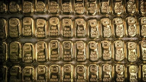 الذهب يتراجع عالميا ويبحث عن دافع جديد ليعود لقمته التاريخية شهدت أسعار الذهب العالمي تراجعا طفيفا خلال تداولات اليوم، الثلاثاء، ليستمر في التذبذب لليوم الثاني فوق مستوى 2500 دولار