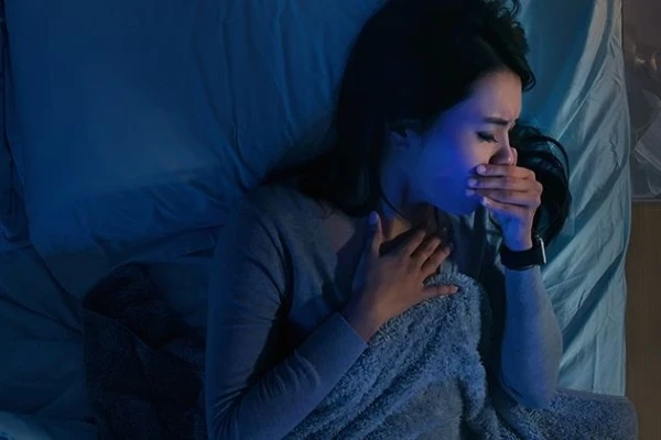 وصفة طبيعية للتخلص من السعال في مدة قصيرة .. تعرف عليها.ليس غريبا أن يترافق الزكام مع السعال. وقد يكون متواصلا ويصبح مزعجا إلى حد كبير. وعادة ما يتم علاجه باستشارة الطبيب وتناول ال