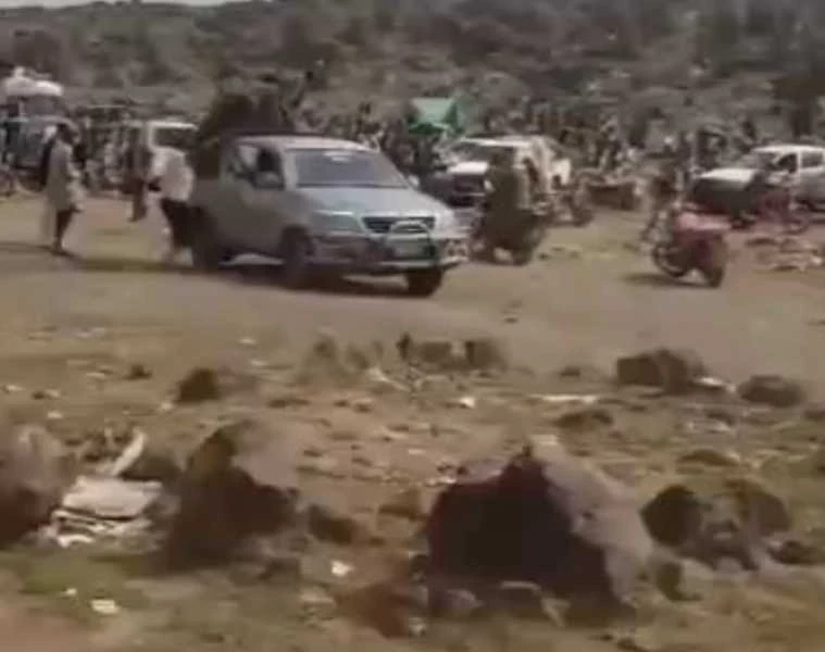 لحظة تساقط الركاب من سيارة هايلوكس محملة بالقات.. وردة فعل السائق تفجر موجة من السخرية فيديو _أخبار المشهد اليمني أخبار المشهد اليمني، لحظة تساقط