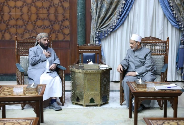 شيخ الأزهر لوزير الأوقاف اليمني: الخلافات المذهبية تخدم تجارة الأسلحة وإشعال الحروب قال فضيلة الإمام الأكبر الدكتور أحمد الطيب شيخ الأزهر، إن أمتنا