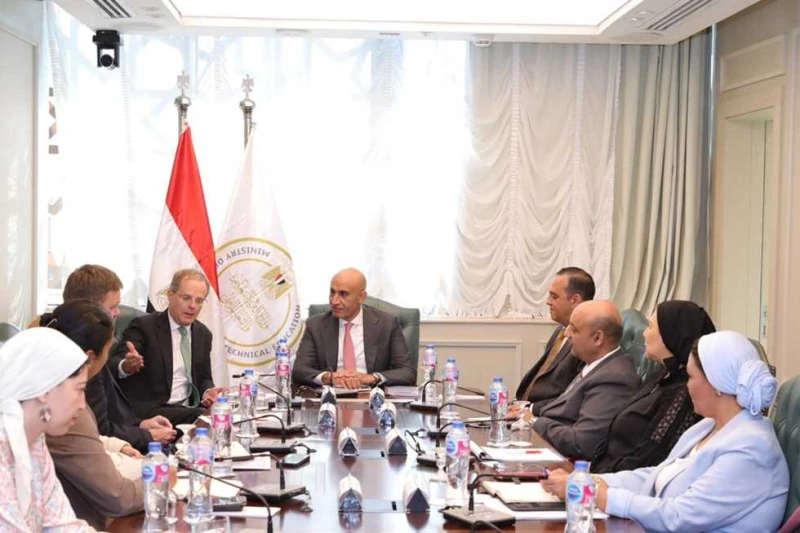 تفاصيل لقاء وزير التعليم والسفير البريطاني.. تبادل خبرات الذكاء الاصطناعي والتنمية المهنية للمعلمين استقبل محمد عبداللطيف وزير التربية والتعليم