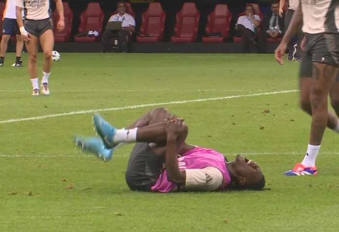 إصابة خطيرة لكامافينجا بعد تدخل عنيف من تشاوميني (صور وفيديو) تعرض الفرنسي إدوارد كامافينجا متوسط ميدان فريق ريال مدريد، لإصابة قوية في الركبة بعد