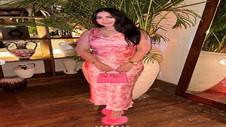 بفستان أنيق.. بوسي تتألق في أحدث جلسة تصوير والجمهور يغازلها (صور) تعرف على التالي بفستان أنيق.. بوسي تتألق في أحدث جلسة تصوير والجمهور يغازلها