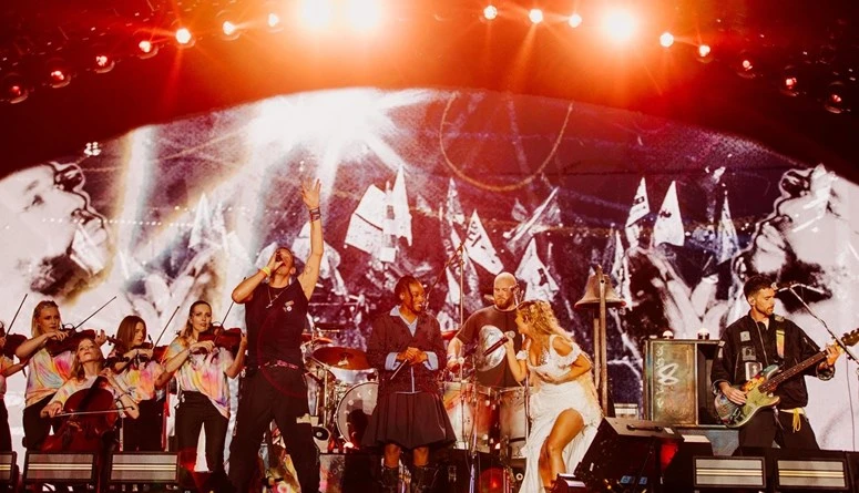 إليانا تغني في ألبوم الجديدصدرت أغنية للفريق العالمي ، والتي تشارك من خلالها النجمة الفلسطينية- التشيلية إليانا فريق إلى جانب كل من مغنية الراب