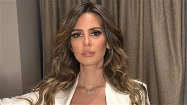 ملامح مختلفة.. إيمان العاصي بالحجاب تثير الجدل بالسوشيال ميديا انتشرت صورة جديدة للفنانة ايمان العاصي وهي ترتدي بالحجاب وظهرت ايمان العاصي في الصور