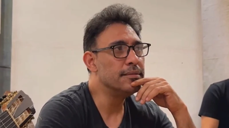 عمرو مصطفى يروج لأحدث أغانيه: لايف من المصنع روج الفنان عمرو مصطفى، لأحدث أعماله الغنائية المقرر طرحها قريبا، وذلك من خلال نشر فيديو داخل الاستديو