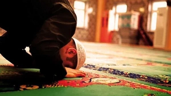 حكم صلاة من رفع رأسه من السجود قبل الإمام.. البحوث الإسلامية تجيبأجاب مجمع البحوث الإسلامية التابع للأزهر الشريف، عن حكم صلاة من رفع رأسه من السجود