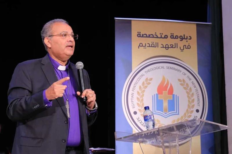 رئيس الطائفة الإنجيلية يهنئ نظير عياد لتكليفه بمهام مفتي الديار المصرية هنأت الطائفة الإنجيلية في مصر، برئاسة الدكتور القس أندريه زكي، الدكتور نظير عياد بمناسبة تكليفه بمنصب مفتي ا