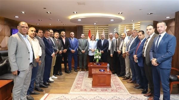 نقابة العاملين بالبترول تواصل اجتماعاتها وتلتقي نقابيي القطاع الاستثماريواصل المحاسب عباس صابر، رئيس النقابة العامة للعاملين بالبترول لليوم الثالث علي التوالي عقد اجتماعات لرؤساء ا