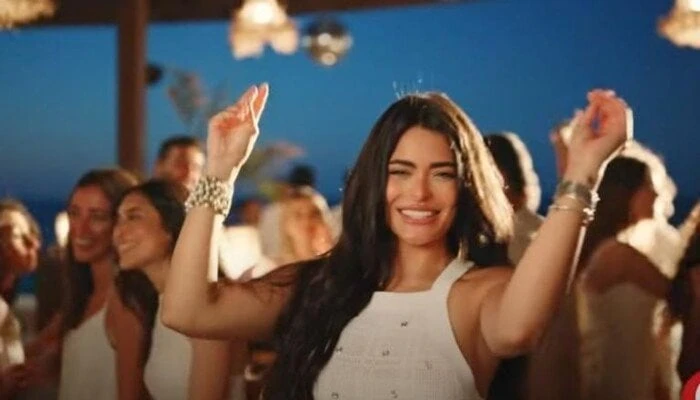 الصيف من غيرنا مجاش.. أسماء جلال تثير الجدل بأغنيتها الأولى تعرف على التالي الصيف من غيرنا مجاش.. أسماء جلال تثير الجدل بأغنيتها الأولى، تصدرت