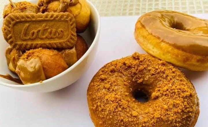 طريقة عمل الدونات باللوتس.. أسهل طريقة لوصفة لذيذةالدونات باللوتس هي واحدة من الحلويات التي تجمع بين الطعم الشهي والقوام المقرمش، وهي تضيف لمسة مميزة