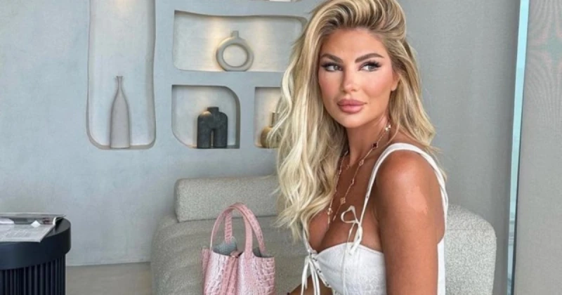 ساندرا رزق تستمتع بوقتها بالمايوه على السواحل الفرنسية..و سعر حقيبة يدها من سيفاجئكم تعرف على التالي ساندرا رزق تستمتع بوقتها بالمايوه على السواحل الفرنسية..و سعر حقيبة يدها من سيف