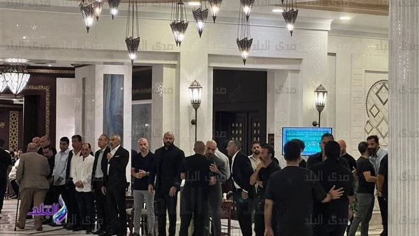 بحضور الخطيب وأمير كرارة.. عزاء والد أحمد صلاح حسني شاهدأقيم عزاء والد الفنان أحمد صلاح حسني، اليوم من مسجد الشرطة بالتجمع الخامس، عقب صلاة المغرب.