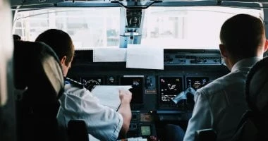 أمريكى يثير الجدل حول طيار قال إنه لا يملك المؤهلات المناسبة لهبوط الطائرة المرأة والمنوعات المرأة والمنوعات، أمريكى يثير الجدل حول طيار قال إنه لا