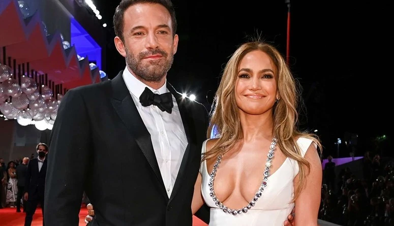 مفاجأة محيرة... جينيفر لوبيز في منزل بن أفليك بعد التسوق مع نجله (صور)شهدت علاقة جينيفر لوبيز وبن أفليك تطورا مفاجئا جدا، إيجابيا في نظر معجبينهما،