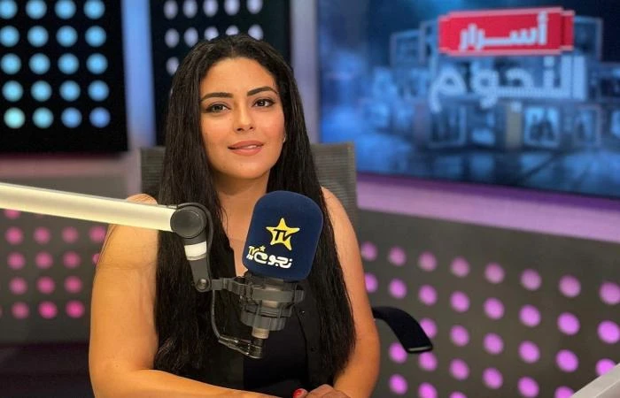 حلت الفنانة نهى عابدين ضيفة على المذيعة إنجي علي في برنامج أسرار النجوم، الذي يذاع على محطة نجوم إف إم، وتحدثت عن أدوارها الأخيرة، ورأيها في العديد من الأمور الخاصة بالفن، حيث بدأت