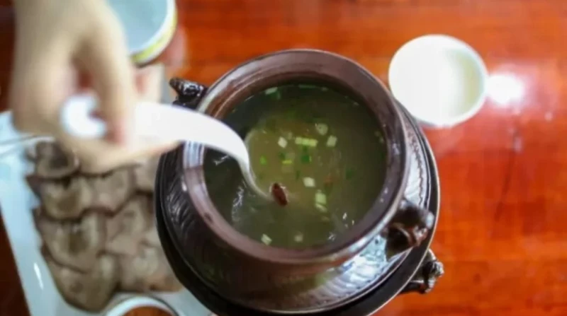 مطعم يقدم لزبائنه أطباقا شهية بأدوية الإسهال.. ما مبرر الطهاة؟ رغم التحذيرات المستمرة من تناول طعام الشوارع بسبب التلوث الغذائي، واستخدام البعض مواد