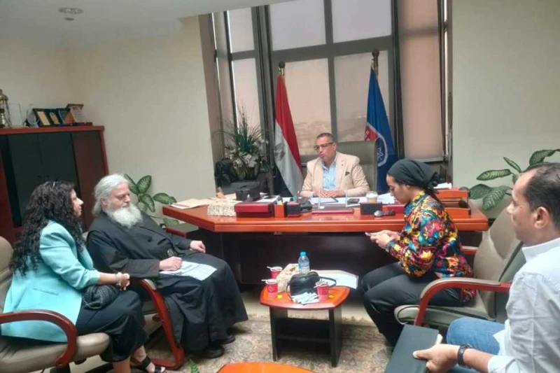 مبارك يبحث الترويج لمنتجات التجلي الأعظم مع ممثلي دير سانت كاترين بحث الدكتور خالد مبارك محافظ جنوب سيناء اليوم الأحد، الأساليب الترويجية المبتكرة والتحديات التي تواجه زيادة الوعي