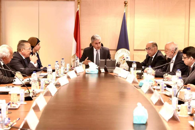 السياحة تبحث استعدادات موسم العمرة لعام 1446 هجريا (تفاصيل) عقدت وزارة السياحة والآثار، اجتماعات مكثفة مع غرفة شركات ووكالات السفر والسياحة، لوضع