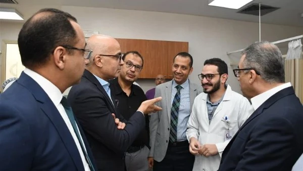 بعد فيديو الخناق.. رئيس جامعة عين شمس يلتقي مع طبيب واقعة محمد فؤاد أجرى الدكتور محمد ضياء زين العابدين رئيس جامعة عين شمس اليوم جولة تفقدية لأقسام