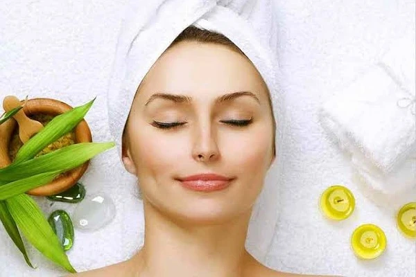 مع دخول الشتاء.. حافظي على بشرتك من الجفاف بأبسط الوصفات الطبيعية.يعد جفاف البشرة مشكلة شائعة يواجهها الكثيرون، وخاصة مع دخول فصل الشتاء، وقد يكون