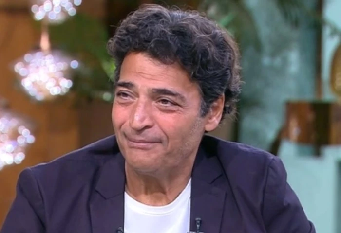 أول رد من حلاق حميد الشاعري بعد إلقاء الفلوس له: فنك مش هيفيدك خرج الحلاق محمد نادر، للرد على تصرف الفنان حميد الشاعري، في الفيديو الذي تداول على