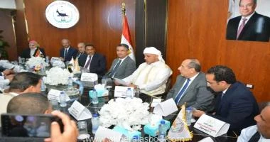 كتب - محمود الهندي التقى الدكتور شريف فاروق وزير التموين والتجارة الداخلية واللواء خالد شعيب محافظ مطروح مع مختار جبريل رئيس الغرفة التجارية بمطروح وأعضاء الغرفة وذلك بحضور أعضاء ا