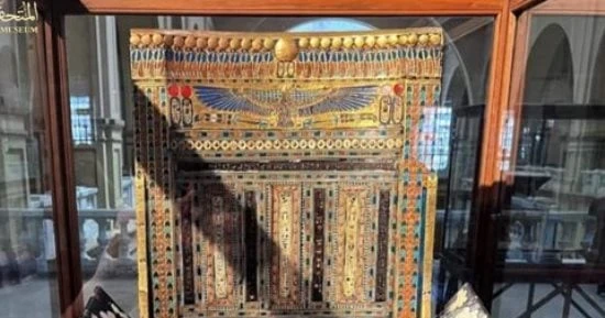 تتنوع مقتنيات المتحف المصري ومنها كرسى الاحتفالات للملك توت عنخ آمون وقد عثر على هذا الكرسى المطعم بالزخارف الخلابة والمتناسقة، داخل الممر المؤدى للمقبرة الملكية بوادى الملوك بطيبة