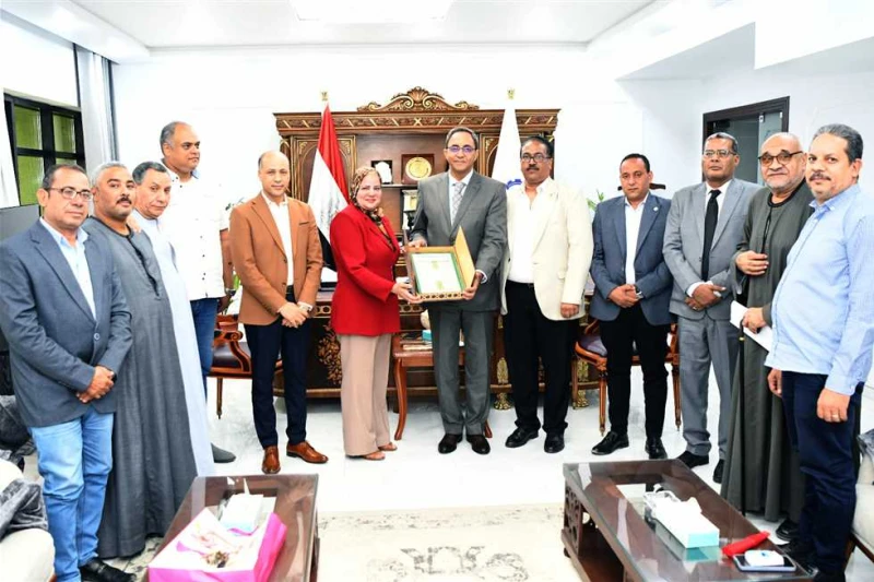 محافظ قنا يناقش مع أعضاء الغرفة التجارية إقامة معارض أهلا مدارس بالمراكز والمدن ناقش الدكتور خالد عبدالحليم محافظ قنا، مع أعضاء الغرفة التجارية