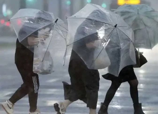 إعصار كبير يضرب اليابان وتفاصيل إجلاء الملايين وتوقف الرحلات الجويةإعصار كبير يضرب اليابان حيث تم إصدار أوامر لملايين الأشخاص بمغادرة منازلهم اليوم الخميس، بعد أن اجتاح إعصار شانشا