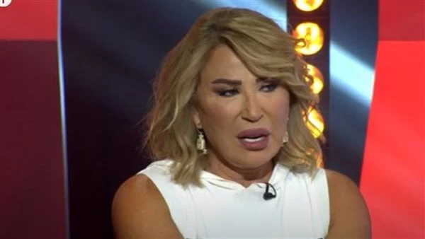 إيناس الدغيدي: مستحيل ألبس الحجاب.. وعشت المساكنة قبل الزواج حلت المخرجة الكبيرة إيناس الدغيدي ضيفة على برنامج القرار ، والمذاع عبر قناة الغد