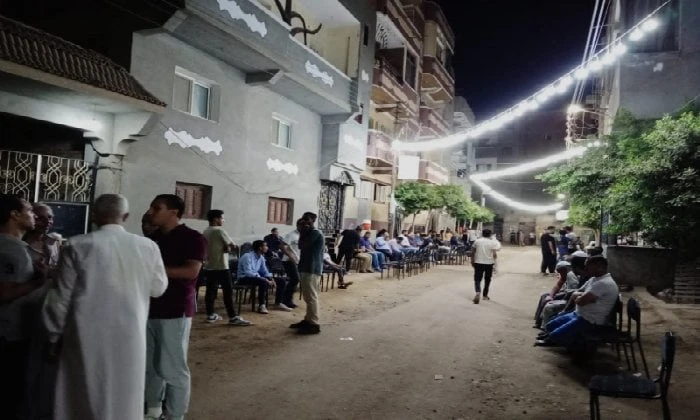 أهالي كفر القصار بالغربية ينتظرون وصول جثامين المنتجين الثلاثة ضحايا حادث العلمين الأهالي ينتظرون وصول جثامين المنتجين الثلاثة محمد عوفينتظر الآلاف