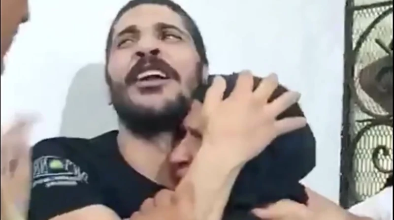 أم تحتضن قاتل ابنها وتطالب بالعفو عنه: قلبي اتوجع عليه (خاص) في قاعة محكمة جنايات المنصورة، وقفت عجوز ظهرها منحني تحت وطأة الحزن، وعيناها تحملان عبئا لا يحتمل، وأمامها، جلس القاضي،