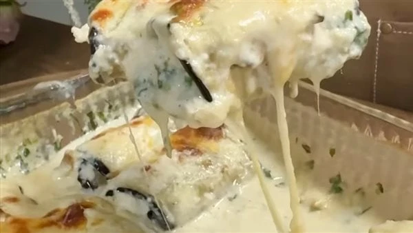 طريقة عمل رول الباذنجان بصوص الكريمة جديد وغير تقليديرول الباذنجان بصوص الكريمة من الأطباق الرئيسية التي يمكنك إعدادها وتقديمها لأفراد أسرتك في