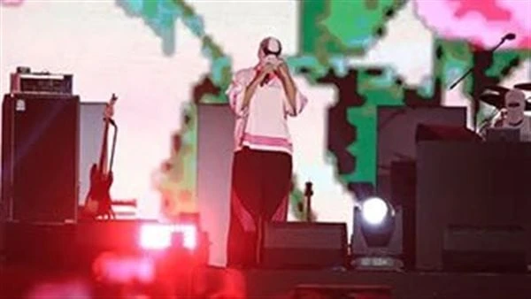 كله يرقص دبكة معايا .. تووليت يبعت رسالة لحبيبته فى مهرجان العلمين أقام فريق كاريوكي وتووليت خلال الساعات الماضية حفلا غنائيا ضخما ، بمهرجان العلمين فى نسخته الثانية ، والمقام فى م