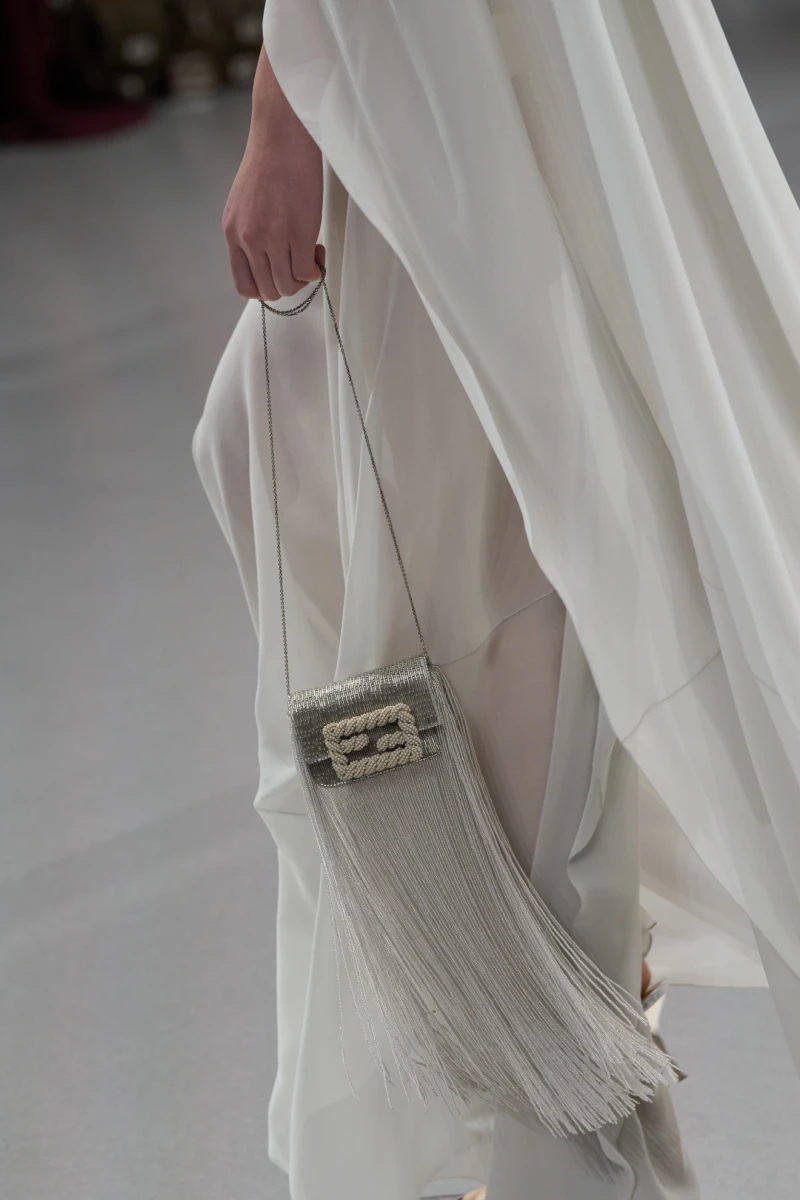 أجمل موديلات حقائب يد مع الشراشيب لصيف 2024 شاهد المقال التالي من صحافة السعودية عن أجمل موديلات حقائب يد مع الشراشيب لصيف 2024، تعد حقائب اليد المزينة بالشراشيب من أبرز صيحات المو