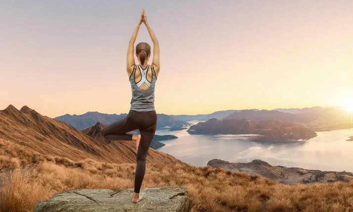 حركة جسدية بسيطة تنبهك بمخاطر صحية كبيرة.أحد الأطباء يقدمون حركة جسدية وهو عبارة عن اختبار طبي وهو الوقوف على ساق واحدة لمدة 10 ثوان، ويقال إنه يكشف معلومات مهمة حول حالتك البدنية 