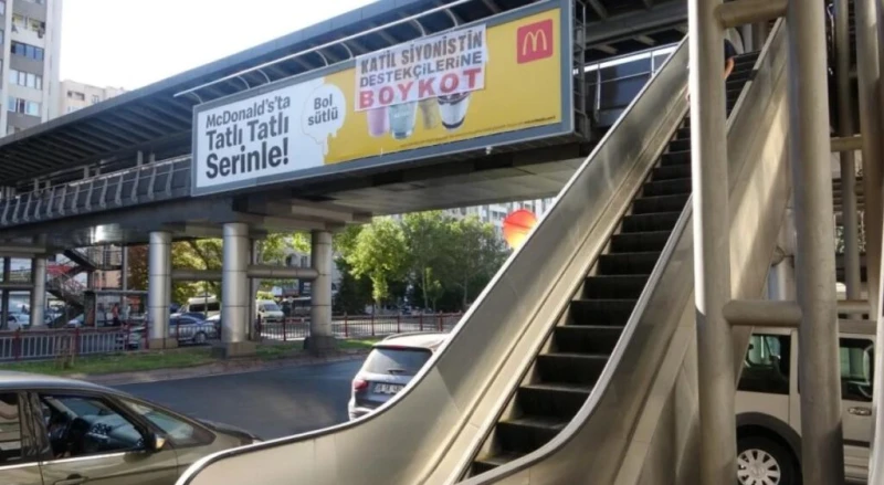 بتاريخ الإثنين 19 أغسطس 2024في أعقاب الهجمات الإسرائيلية على غزة، تتواصل حملة المقاطعة في مدينة قيصري. وفي خطوة رمزية، قام مواطنون بتعليق لافتة تحمل