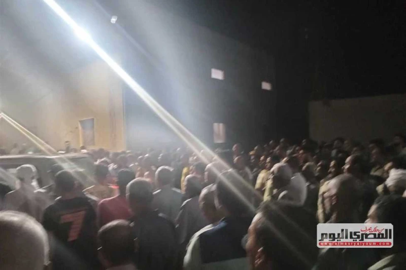 الأم ورضيعتها في قبر واحد.. تشييع جنازة ضحية زوجها بدمياط وطفلتها سيارة تكريم الإنسان تتقدم أهالي القرية، أصوات القرآن الكريم تتعالى شيئا فشيئا، الكل يسير في صمت قاتل، في مقدمة الط