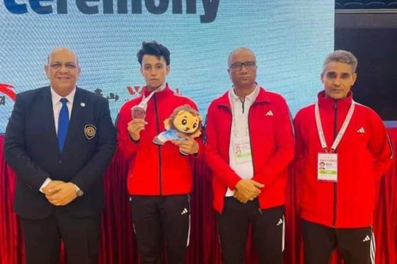 محافظ الشرقية يهنئ يوسف كمال بطل العالم للووشو كونغ فو لحصوله على الميداليتين الذهبية والفضية تصوير : آخرون هنأ المهندس حازم الأشموني، محافظ الشرقية،