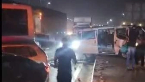 تصادم 32 سيارة.. حبس اثنين من سائقي التريلا وهروب الثالث في حادث الدائري قررت نيابة الهرم، برئاسة المستشار محمد صلاح، حبس السائقين محمود سالم عكاشة