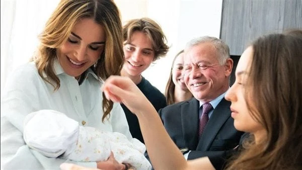 تصدرت التريند .. الملكة رانيا تشعل السوشيال ميديا بسبب حفيدتها تصدرت الملكة رانيا تريند السوشيال ميديا بعد ظهورها الأخير بالإنستجرام. وقد شاركت