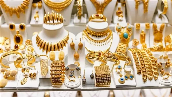 الذهب في مصر يميل إلى التراجع بسبب انخفاض الدولار بالبنوك.. تقريرتراجعت أسعار الذهب العالمي اليوم الجمعة بشكل محدود، لكنه في طريقه لتحقيق مكاسب للشهر الثاني على التوالي مع تزايد ال