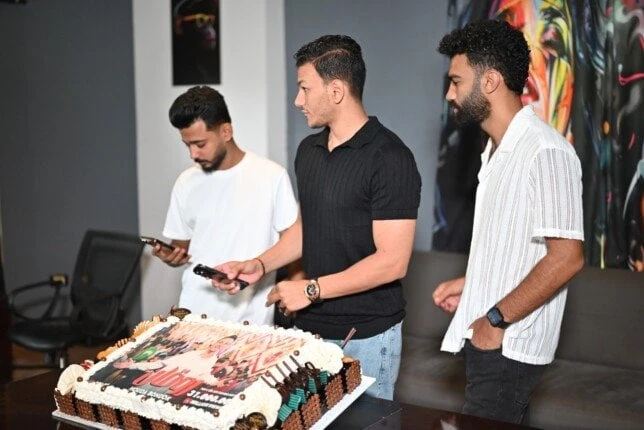 حودة بندق يحتفل بتصدر روقان المركز الأول على اليوتيوب في الشرق الأوسط.. (صور) تعرف على التالي حودة بندق يحتفل بتصدر روقان المركز الأول على اليوتيوب