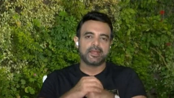 عمرو محمود ياسين يعلن وفاة حما أمير شاهين أعلن المؤلف عمرو محمود ياسين وفاة حما الفنان أمير شاهين ووالد المنتج أحمد عبد العاطي.ونشر عمرو محمود ياسين